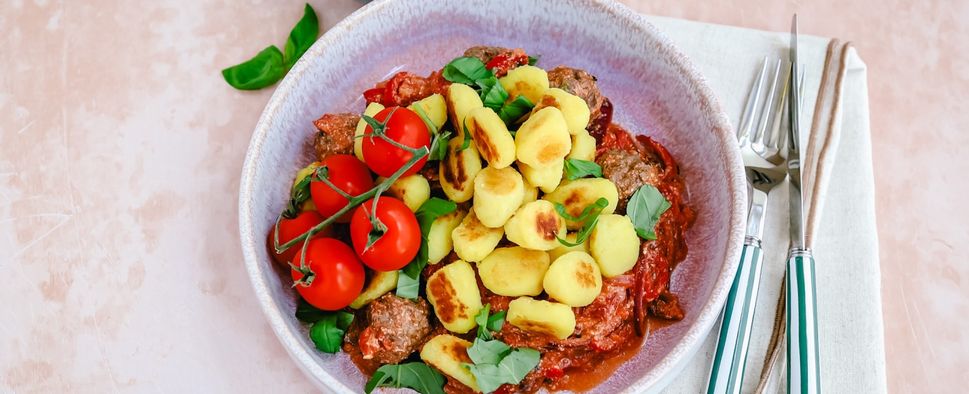Gebakken gnocchi met gehaktballetjes in tomatensaus
